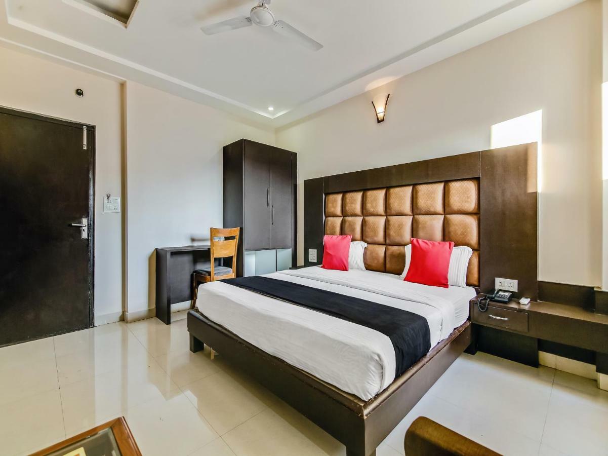 Capital O 32619 Hotel Sugar Palm Gwalior Buitenkant foto