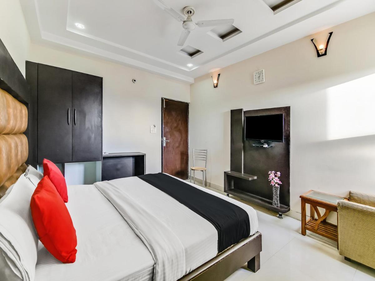 Capital O 32619 Hotel Sugar Palm Gwalior Buitenkant foto